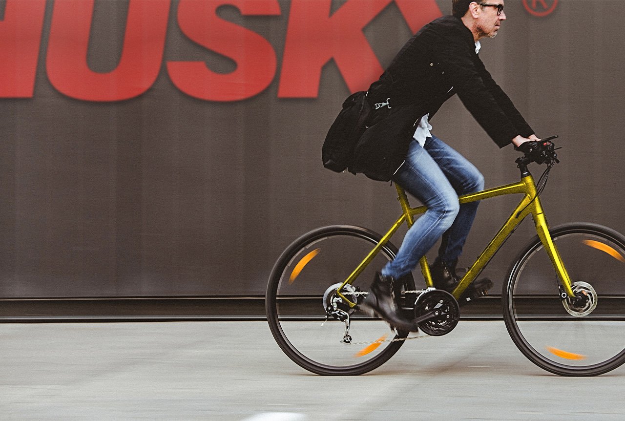 Employé de Husky à vélo jusqu'au travail