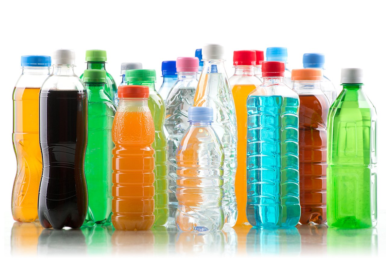 Diversos envases de plástico para bebidas