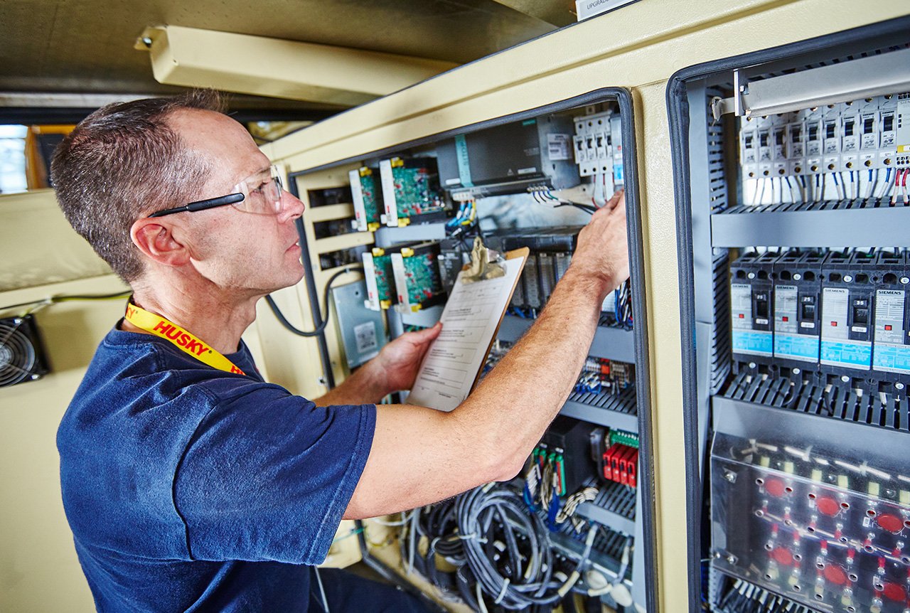 Técnico de mantenimiento de Pro-Act trabajando en un sistema Husky