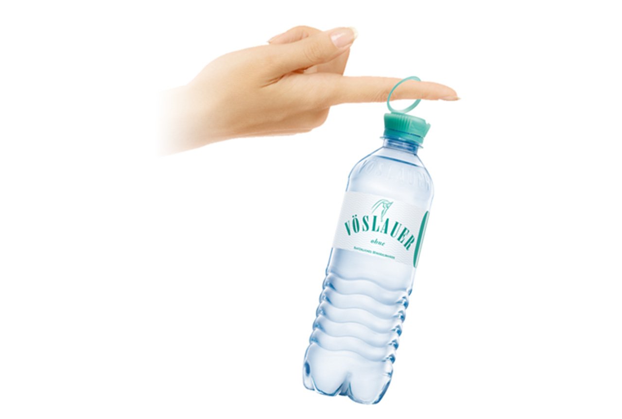 Una mujer abriendo una tapa de plástico de una botella de agua